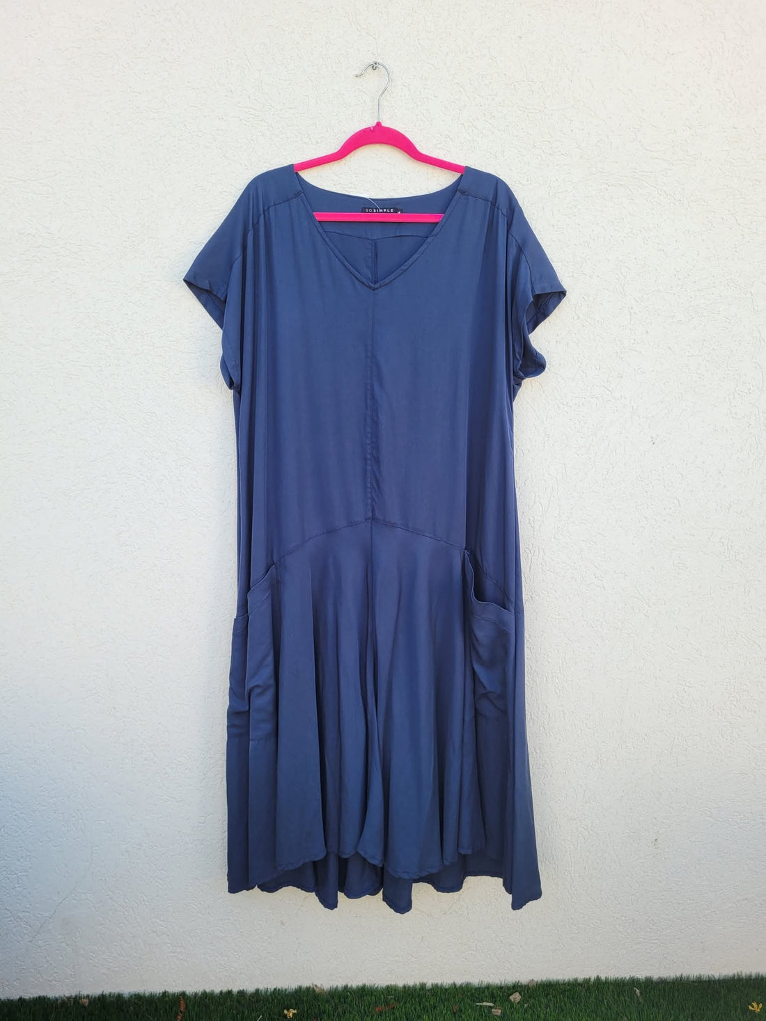 שמלה כחולה עם כיסים גדולים