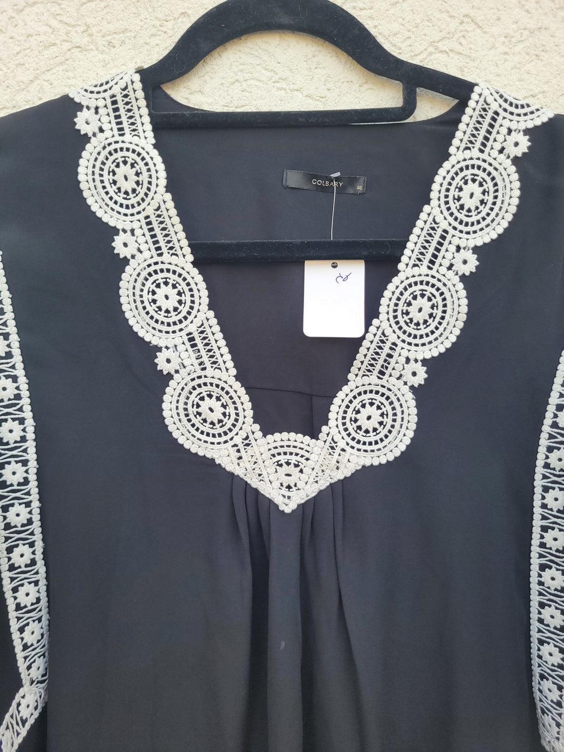 חולצה שחורה עם תחרה לבנה