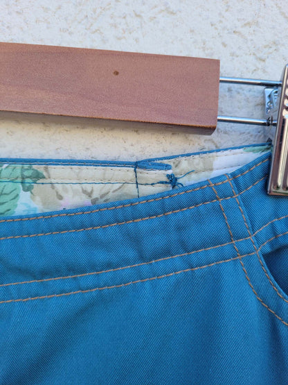 מכנסיים רחבים עם כיסים בולטים