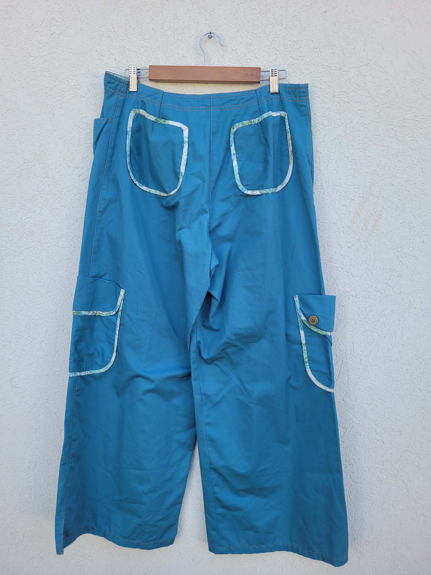 מכנסיים רחבים עם כיסים בולטים