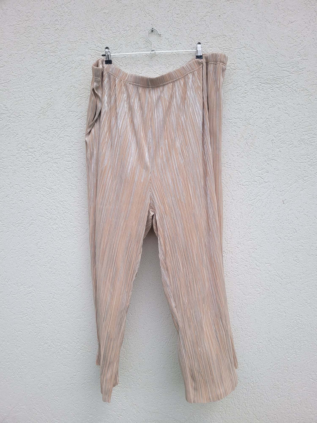 מכנסיים מבריקות עם גומי