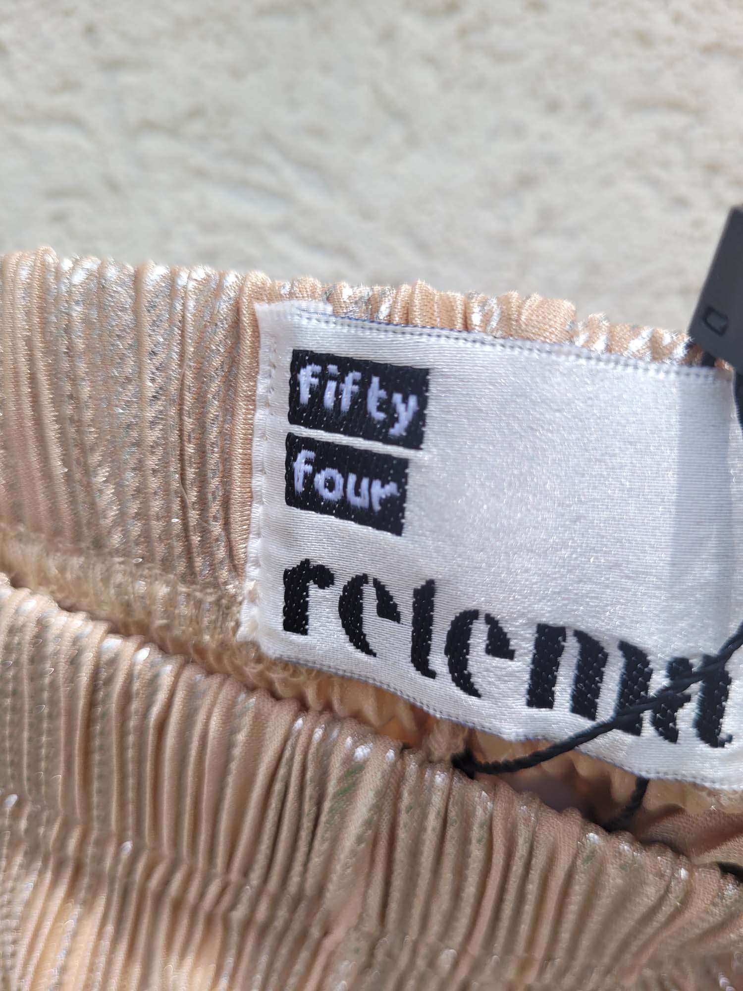 מכנסיים מבריקות עם גומי