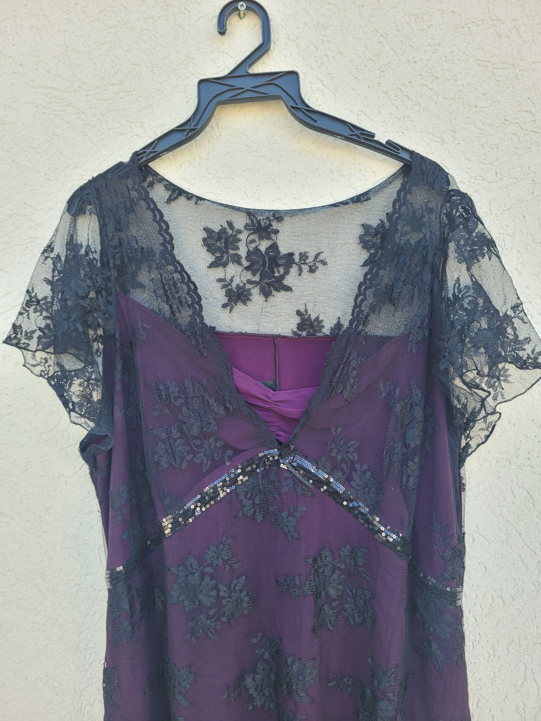 שמלת ערב תחרה בסגול ושחור