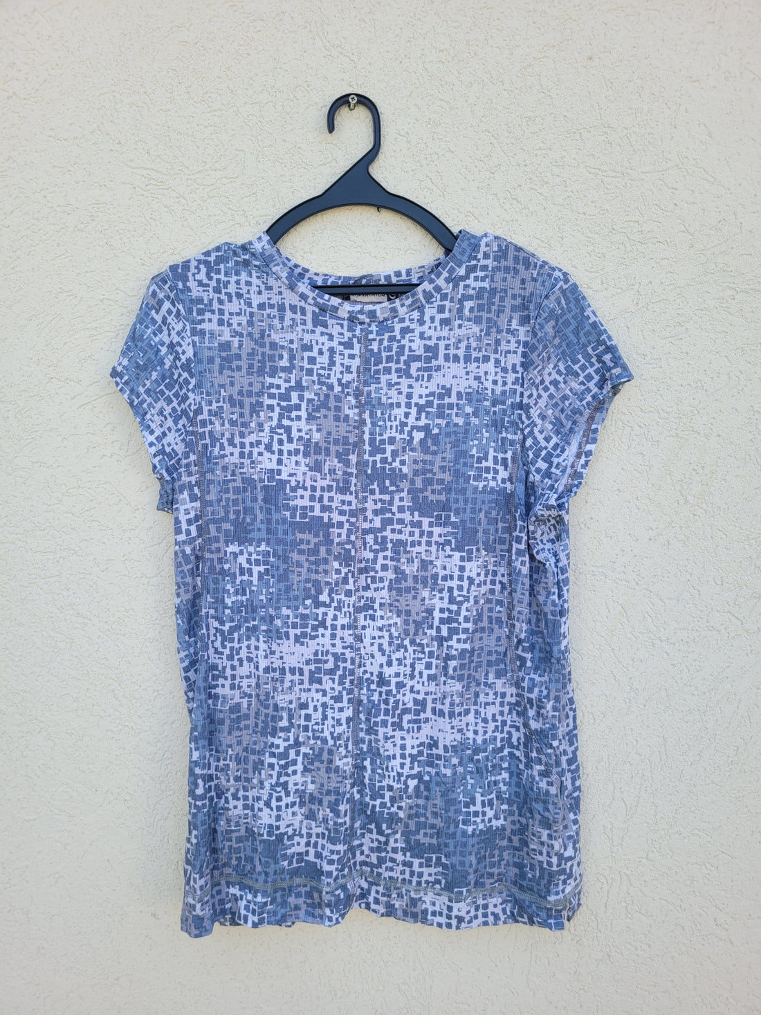 חולצה בהדפס ריבועים