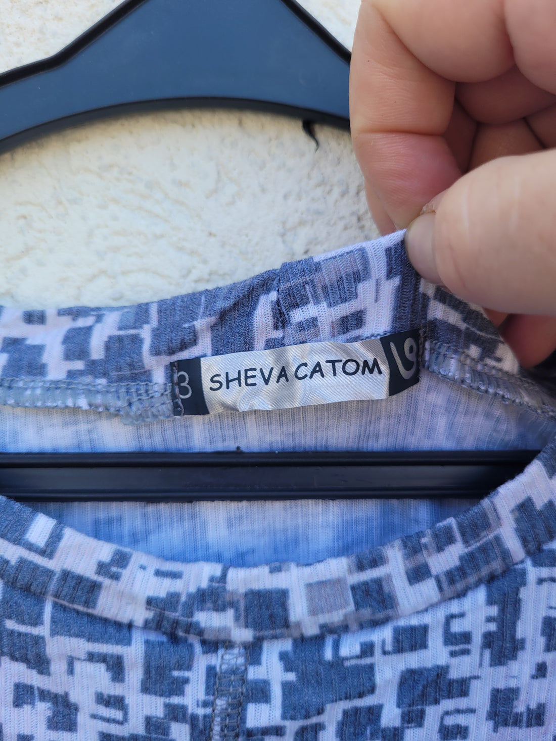 חולצה בהדפס ריבועים