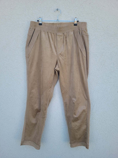 מכנסיים בהירים עם גומי רחב