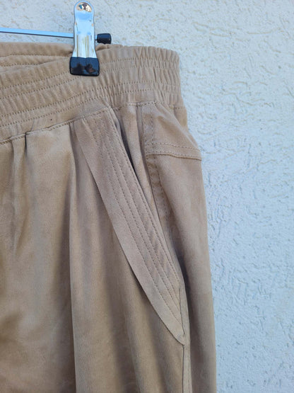 מכנסיים בהירים עם גומי רחב