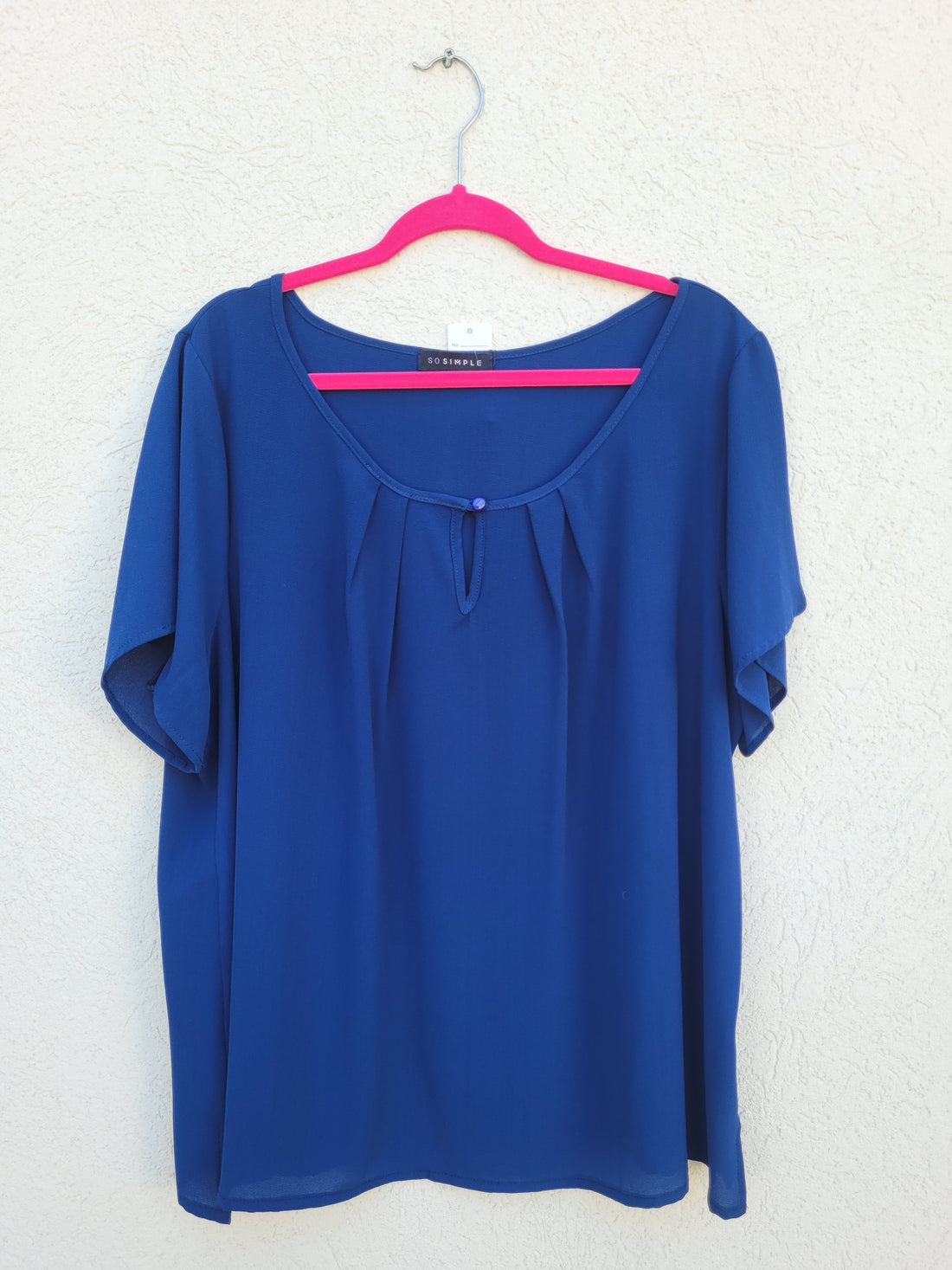 חולצה כחולה עם כפתור