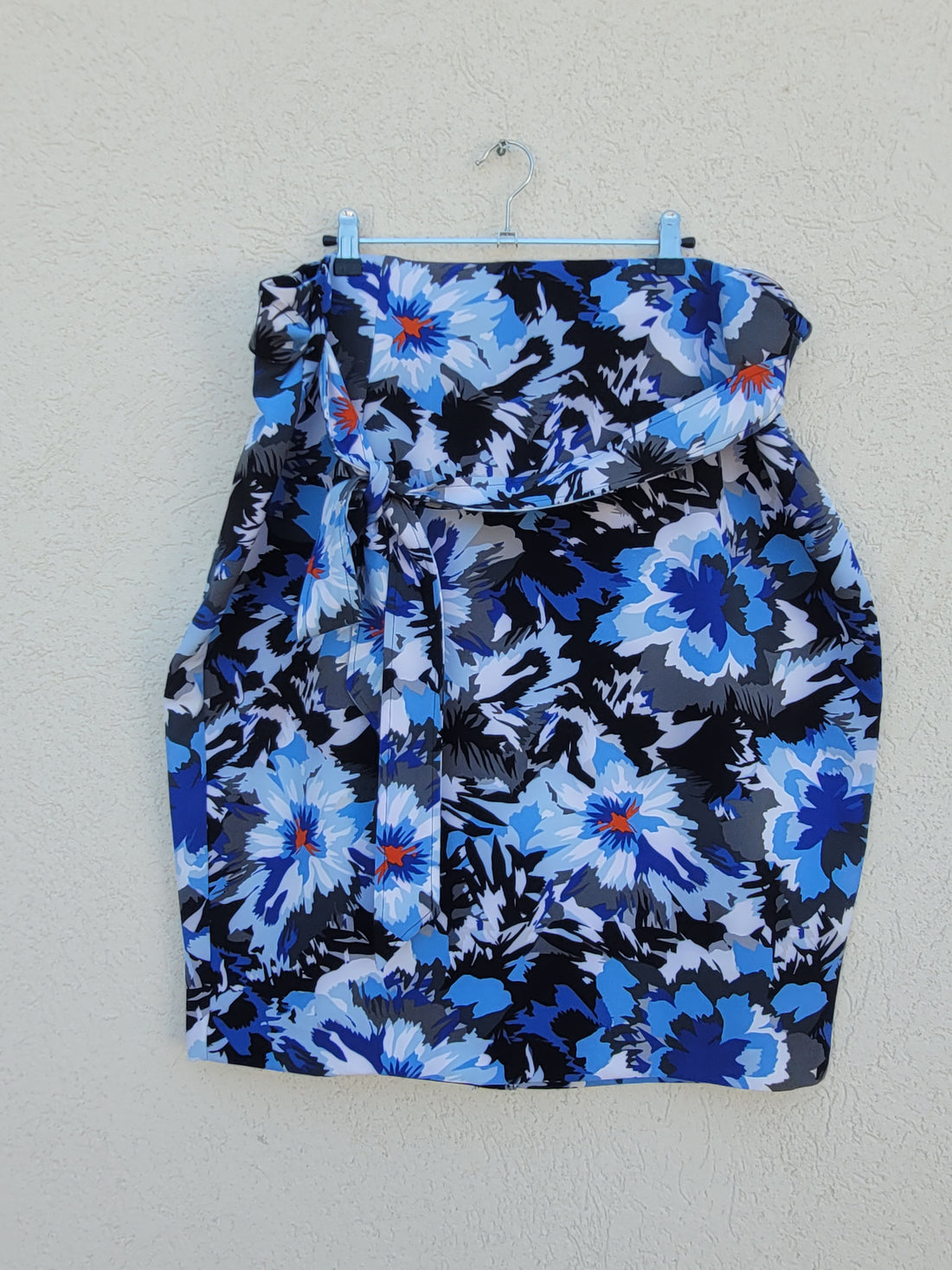 חצאית פרחונית צמודה