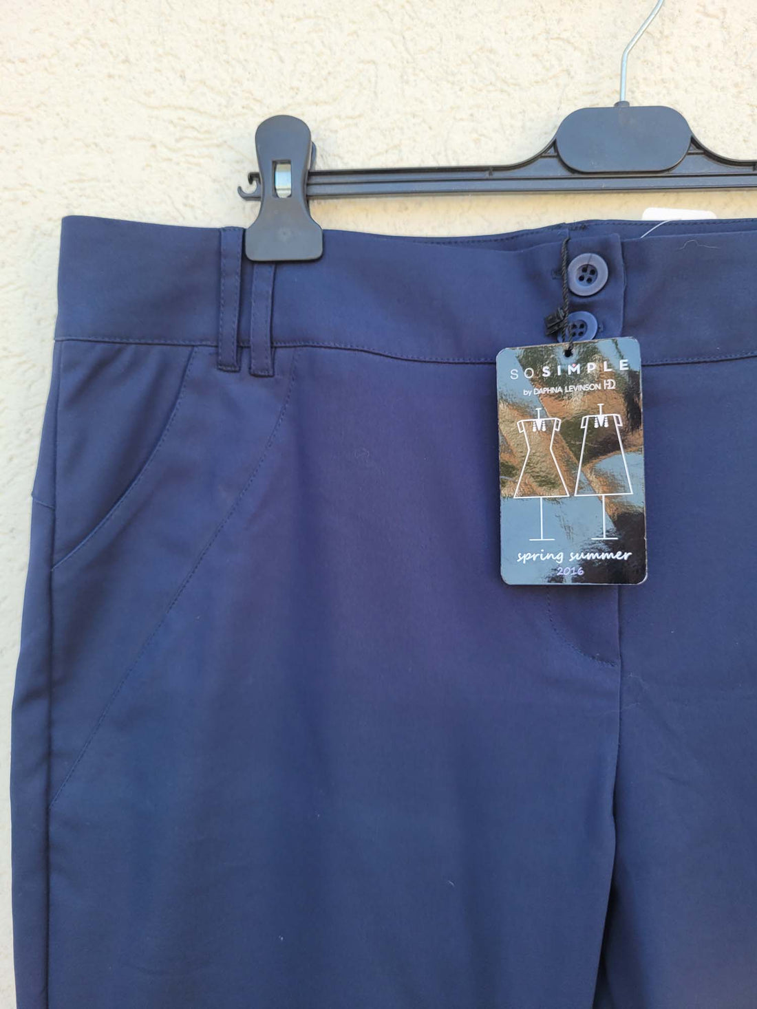 מכנסיים כחולים מחוייטים