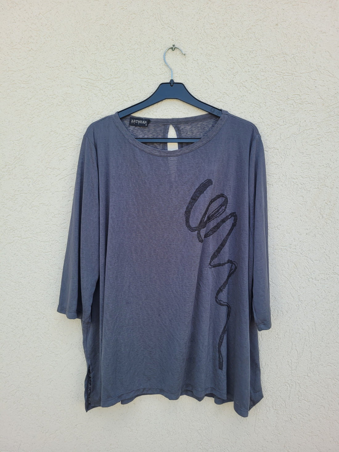 חולצה אפורה עם איור שחור