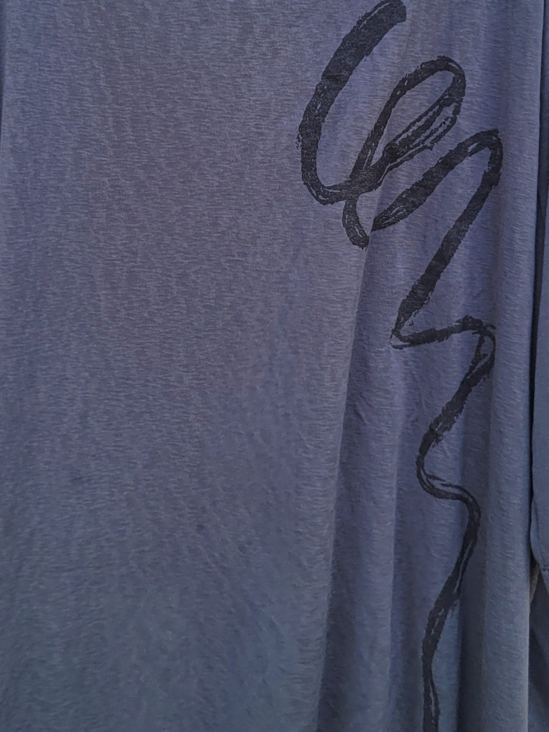 חולצה אפורה עם איור שחור