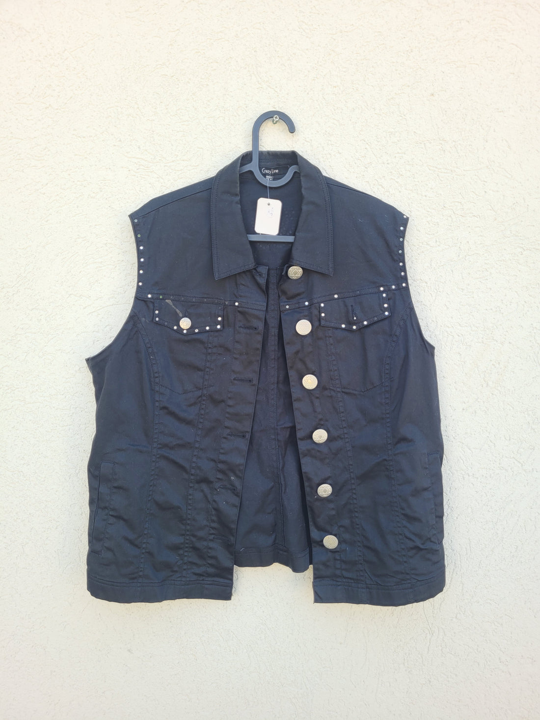 ווסט שחור עם ניטים