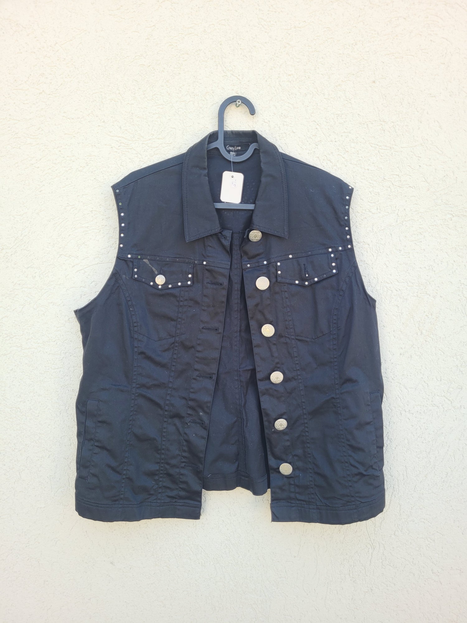 ווסט שחור עם ניטים