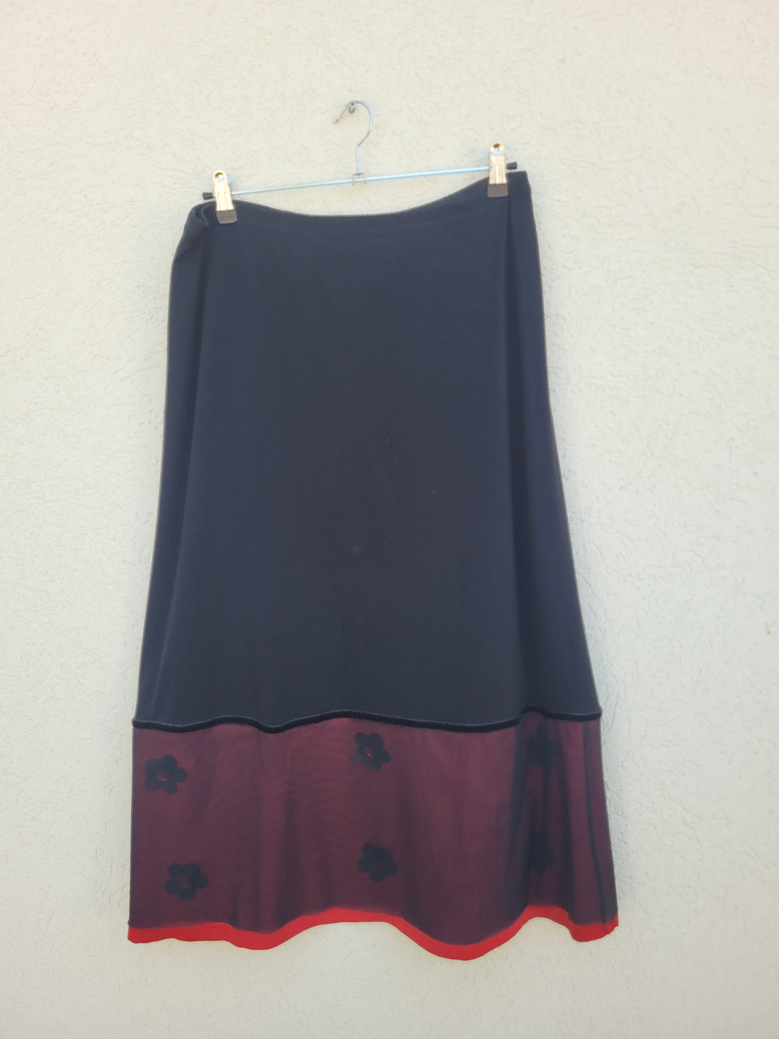 חצאית שחורה עם גומי