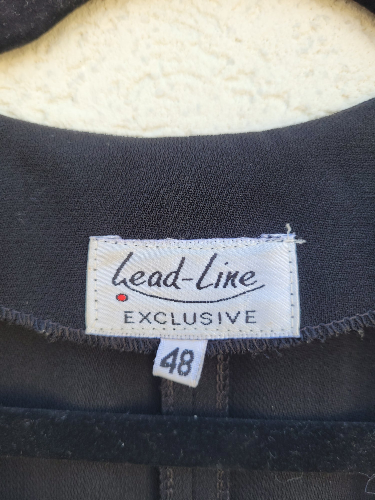 ווסט שחור מחויט