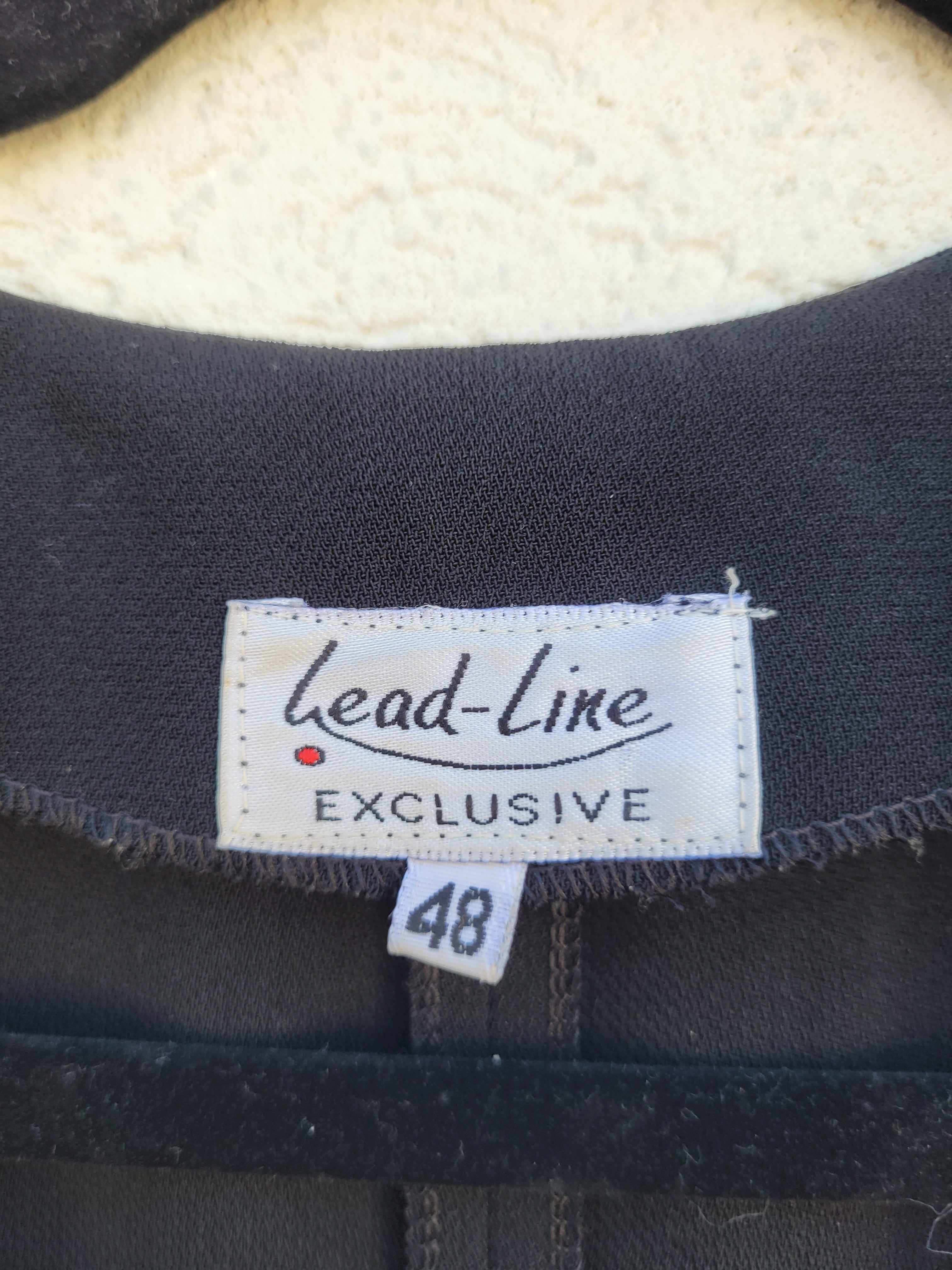 ווסט שחור מחויט