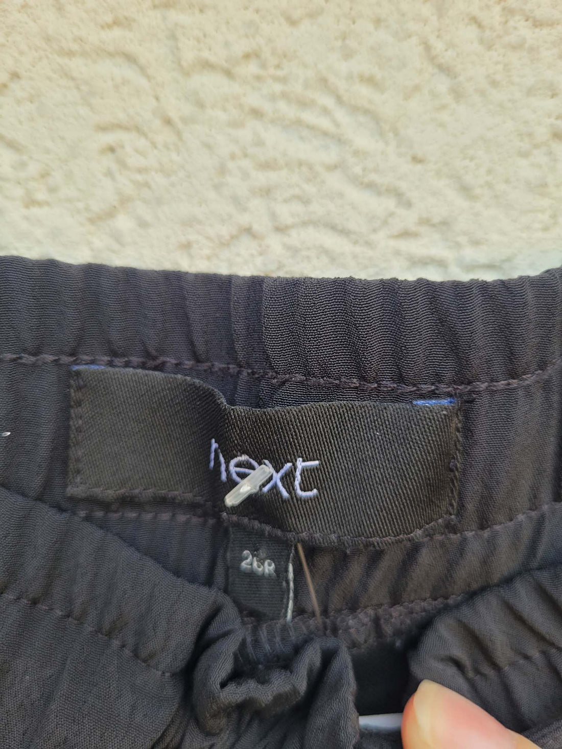 מכנסיים שחורים עם שרוך קשירה