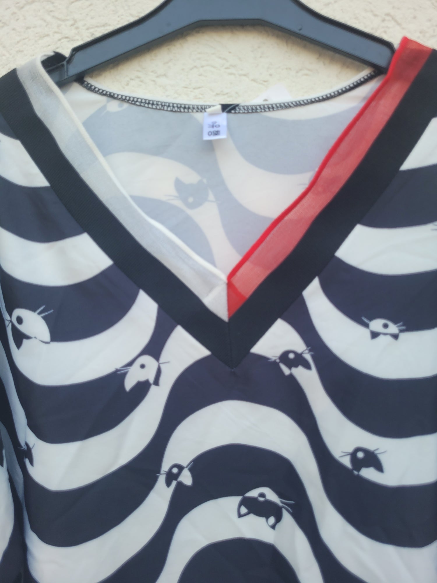 חולצת חתולים בשחור ולבן