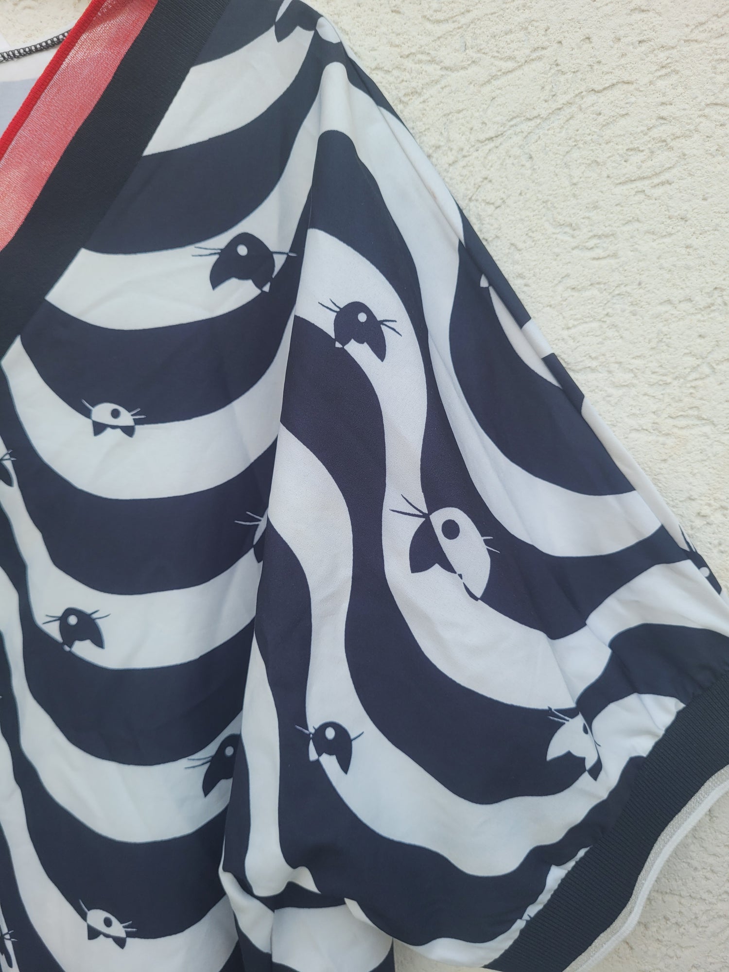 חולצת חתולים בשחור ולבן