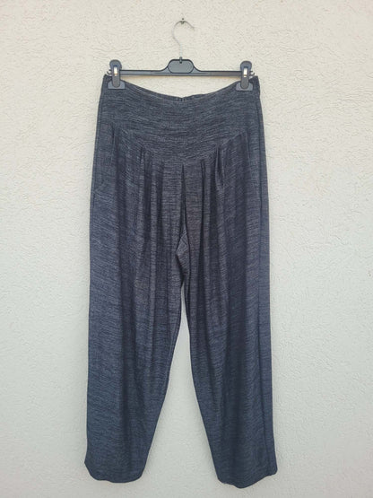 מכנסי בד עם גומי וחגורה רחבה