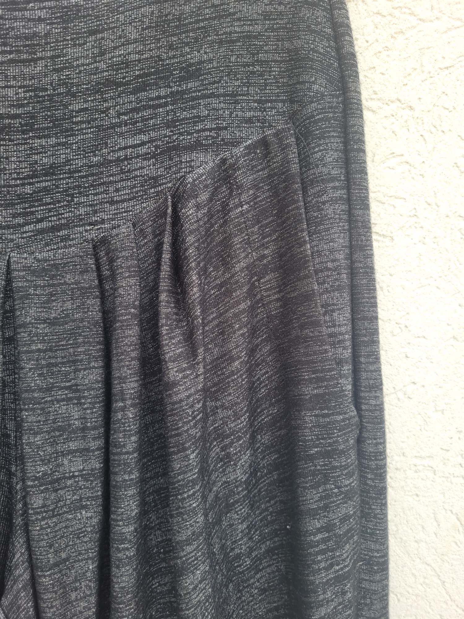 מכנסי בד עם גומי וחגורה רחבה