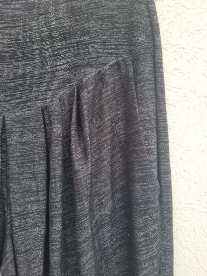 מכנסי בד עם גומי וחגורה רחבה