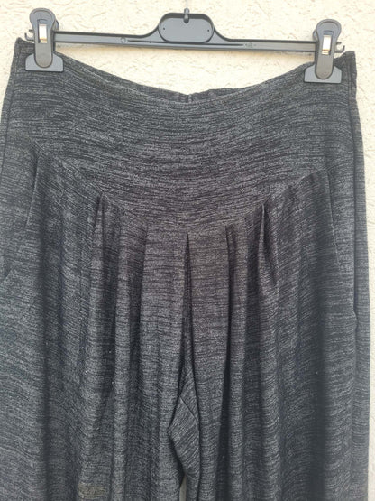 מכנסי בד עם גומי וחגורה רחבה