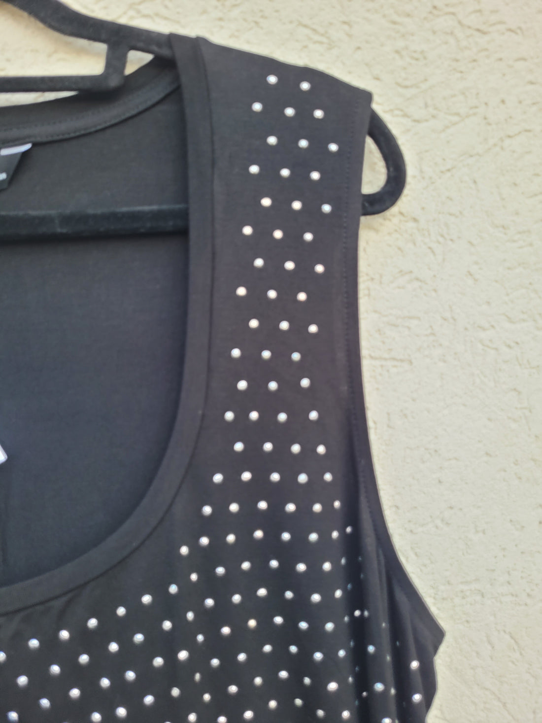 גופיה עם ניטים