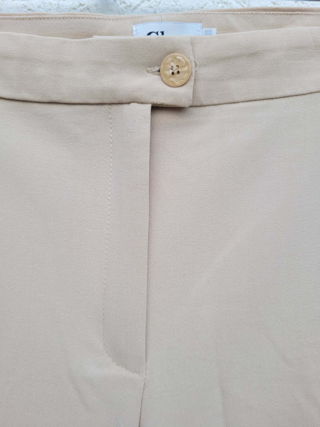 מכנסיים מחוייטים בהירים