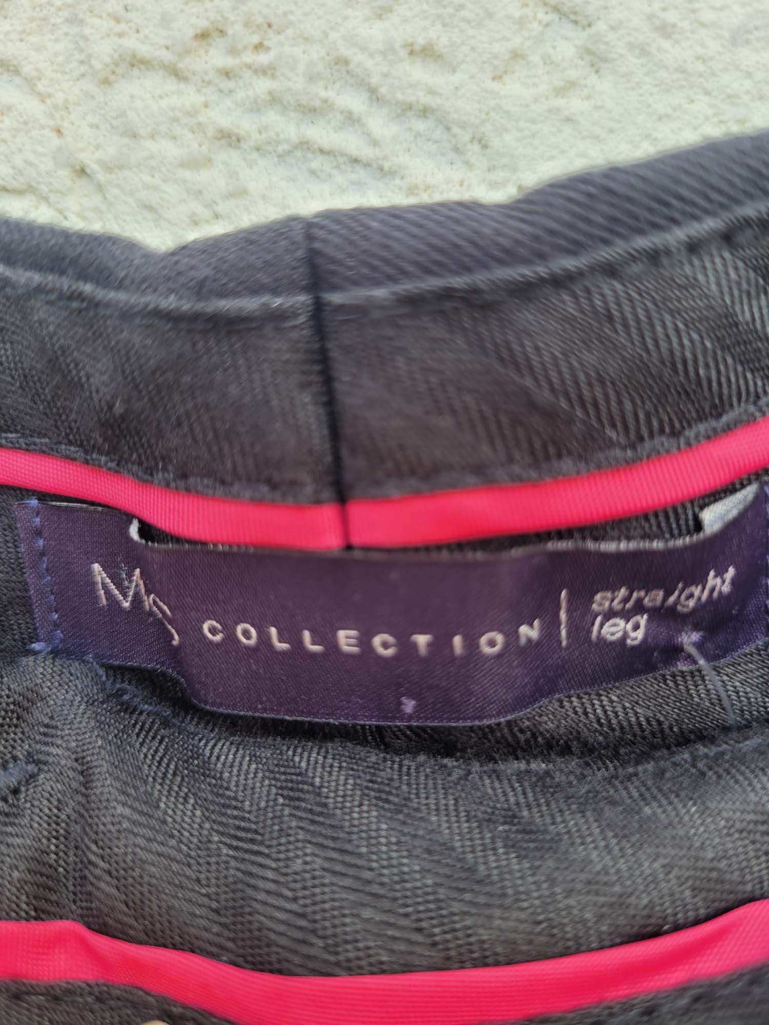 מכנסיים מחוייטים שחורים עם גומי בגב