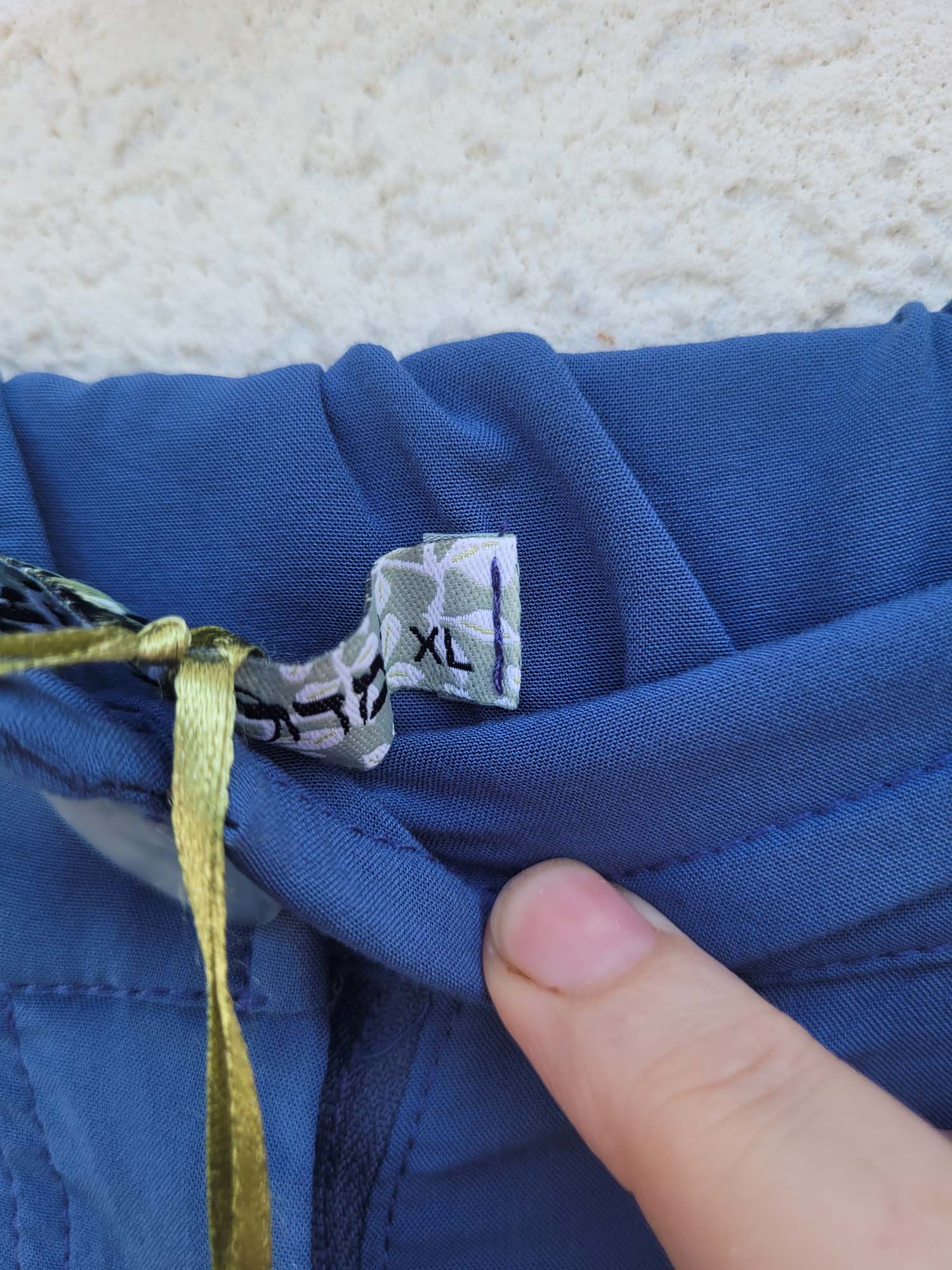 מכנסיים מחוייטים כחולים עם גומי בגב