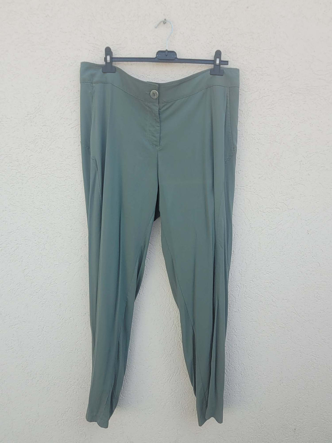 מכנסיים מחוייטים ירוקים עם גומי בגב