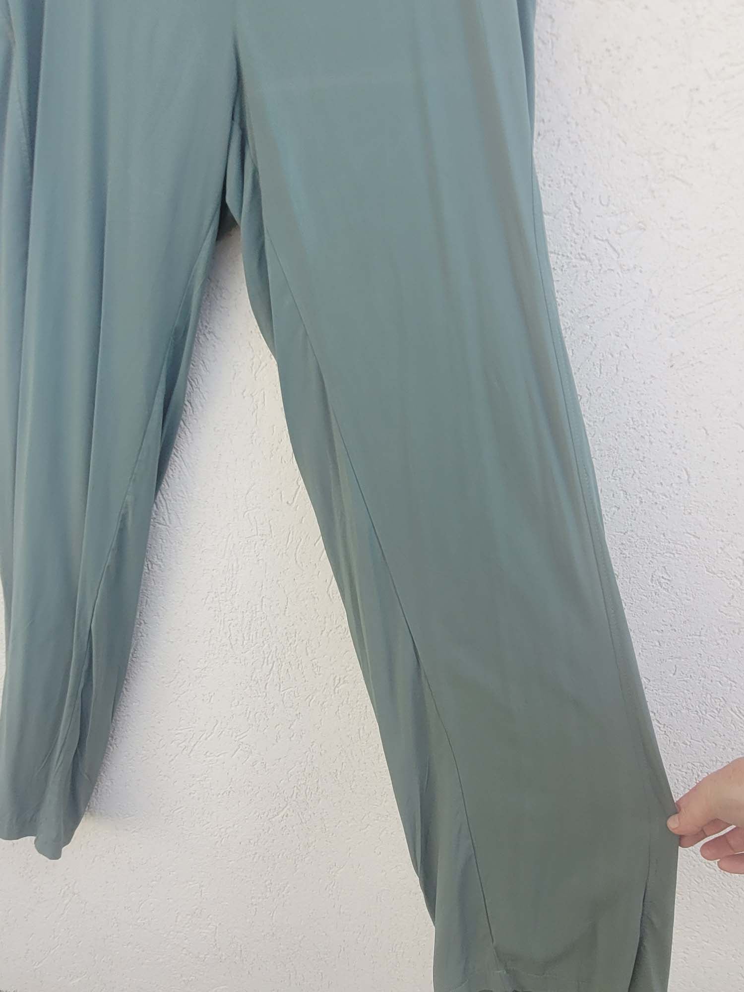 מכנסיים מחוייטים ירוקים עם גומי בגב