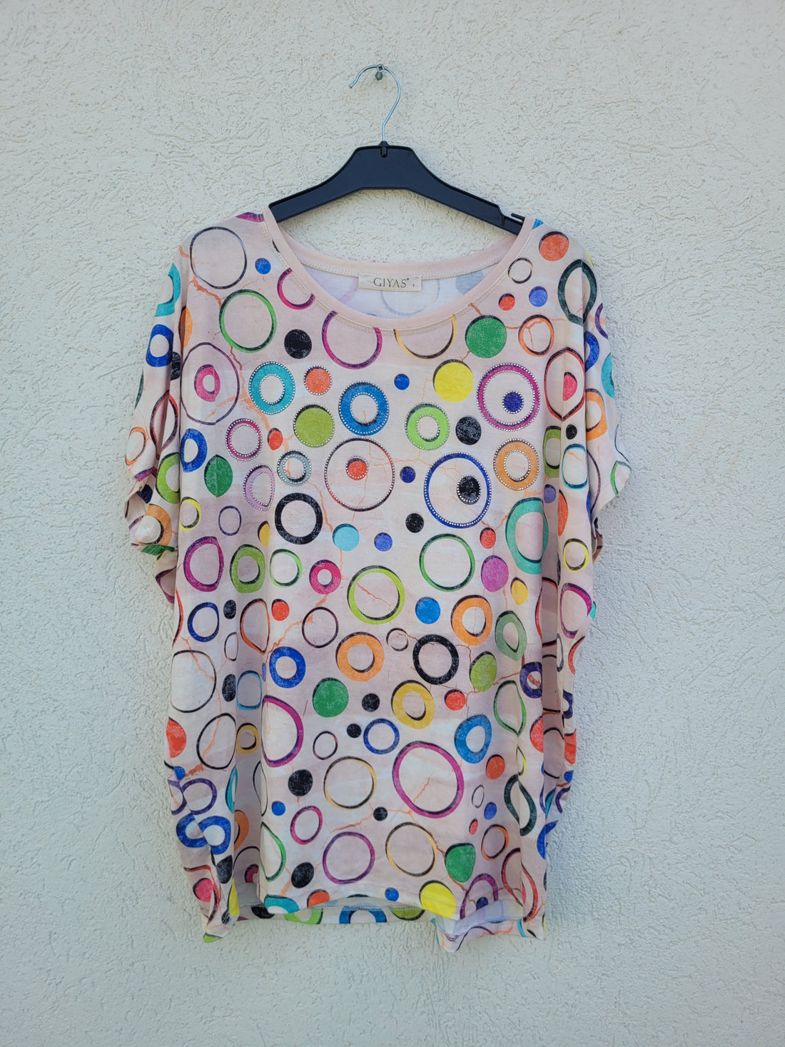 חולצה עם עיגולים צבעוניים