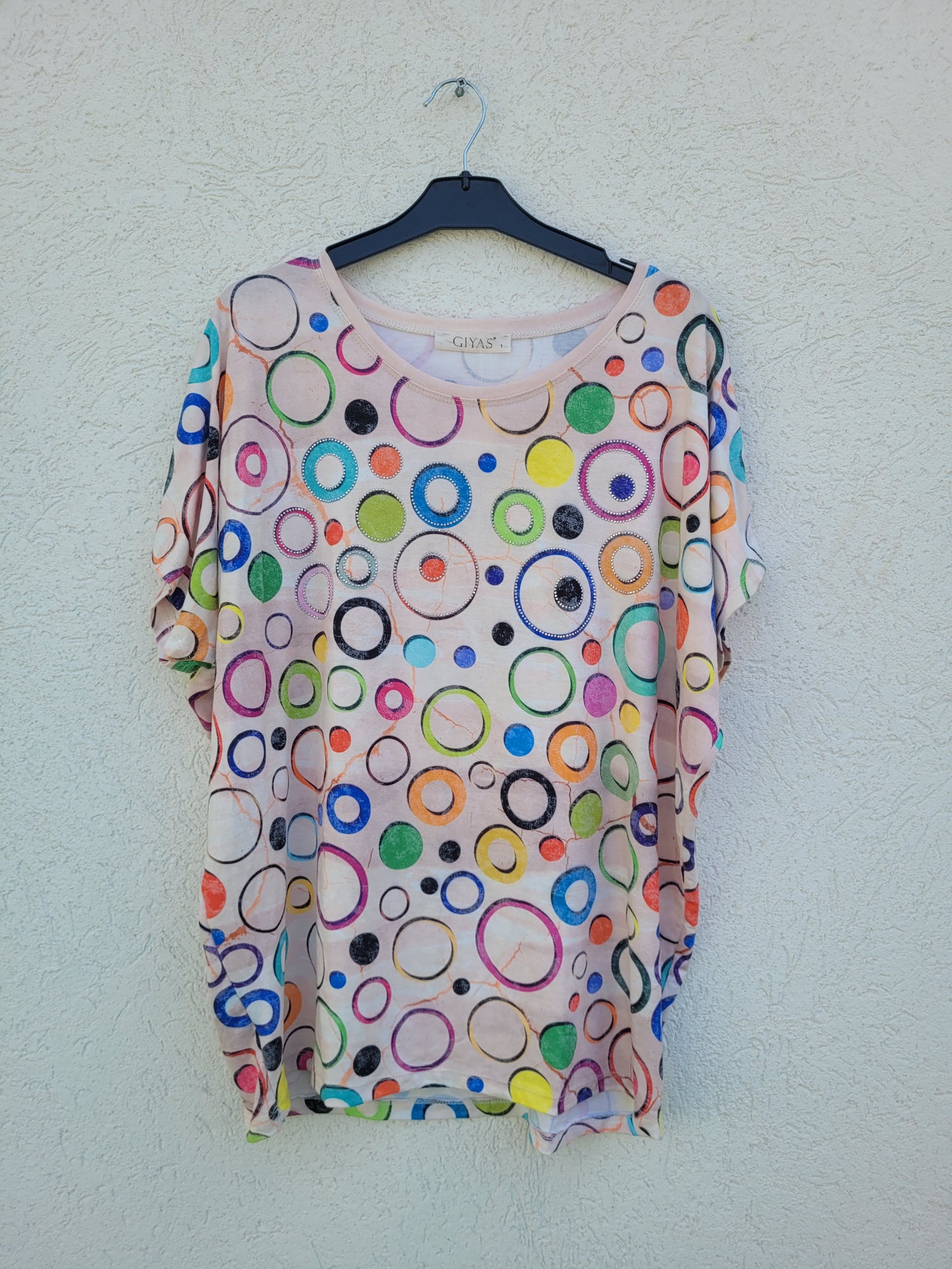 חולצה עם עיגולים צבעוניים