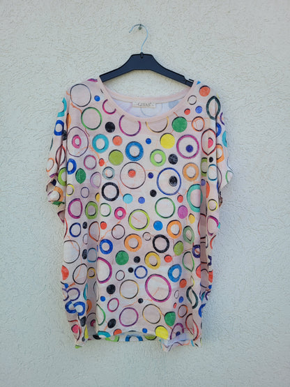חולצה עם עיגולים צבעוניים