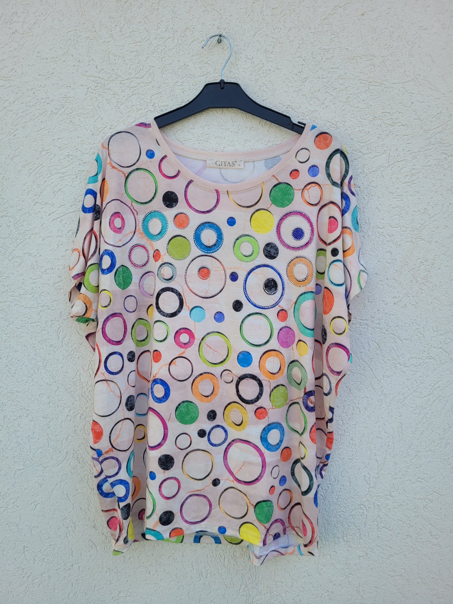 חולצה עם עיגולים צבעוניים