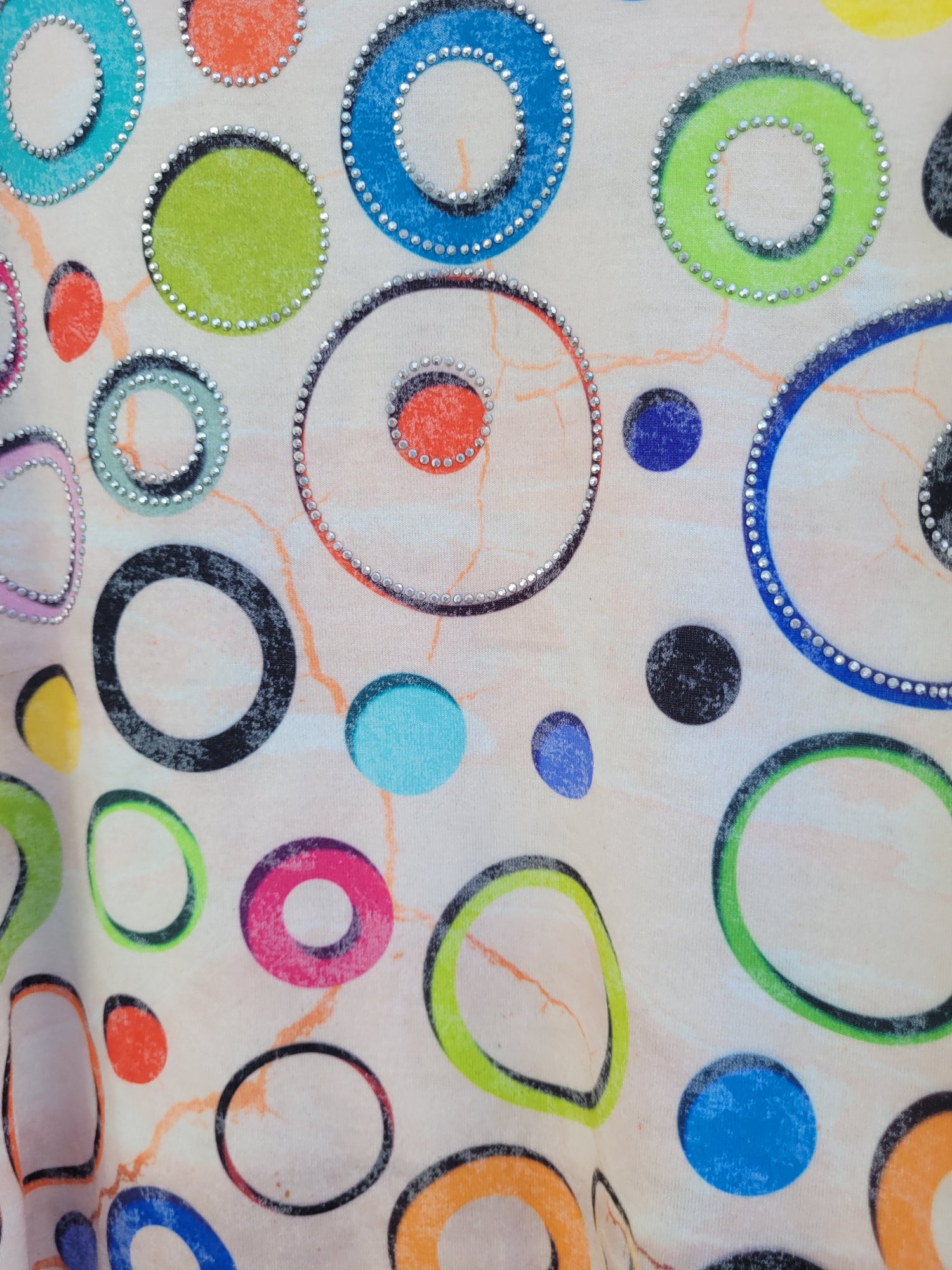 חולצה עם עיגולים צבעוניים