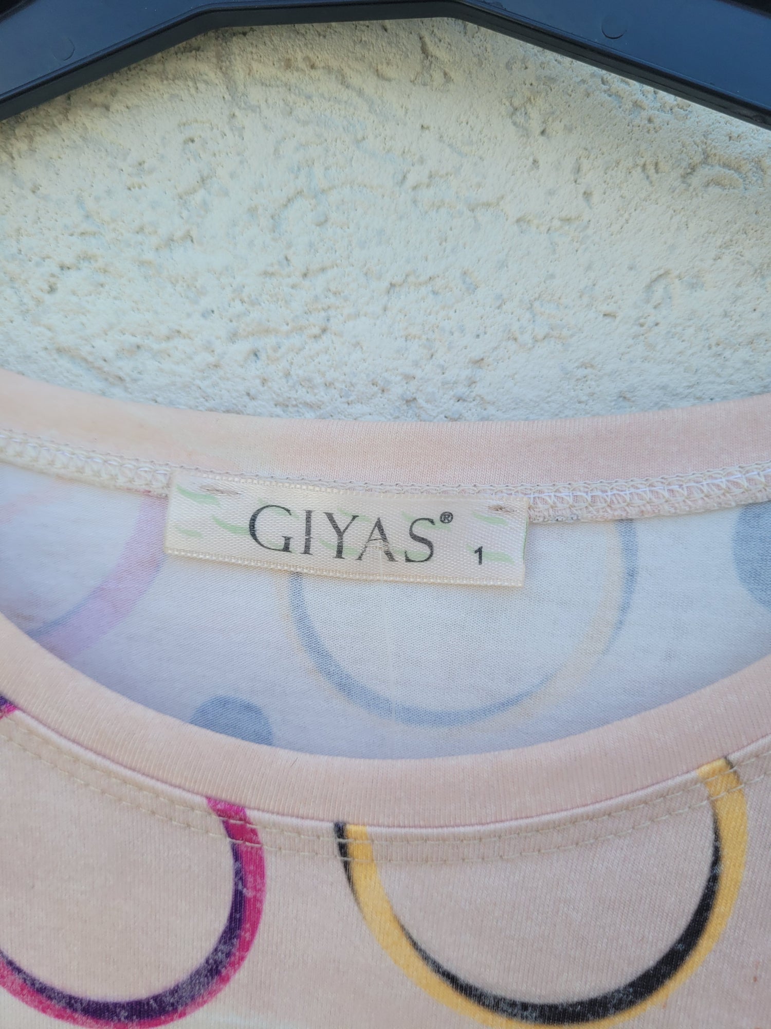 חולצה עם עיגולים צבעוניים