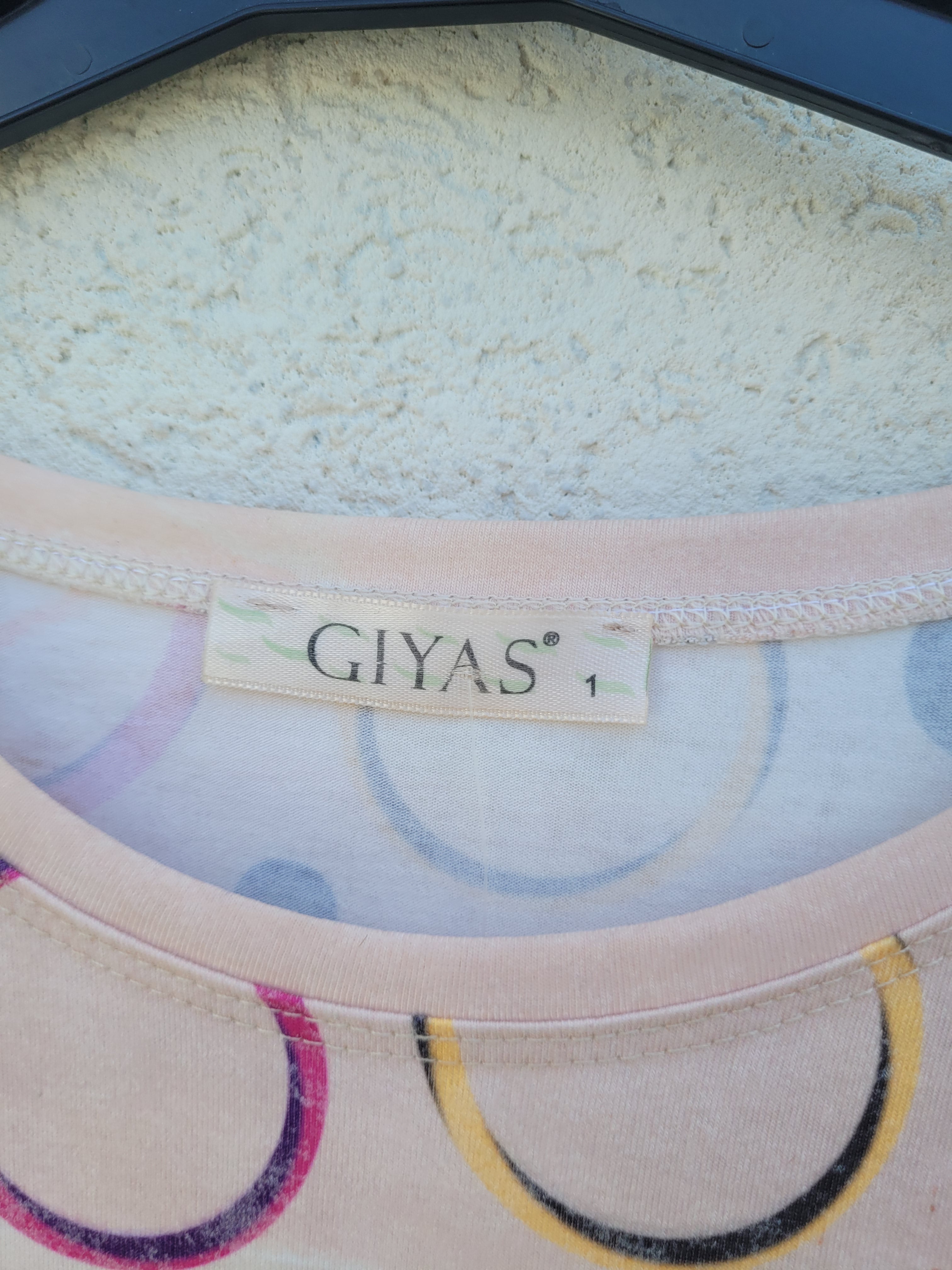 חולצה עם עיגולים צבעוניים