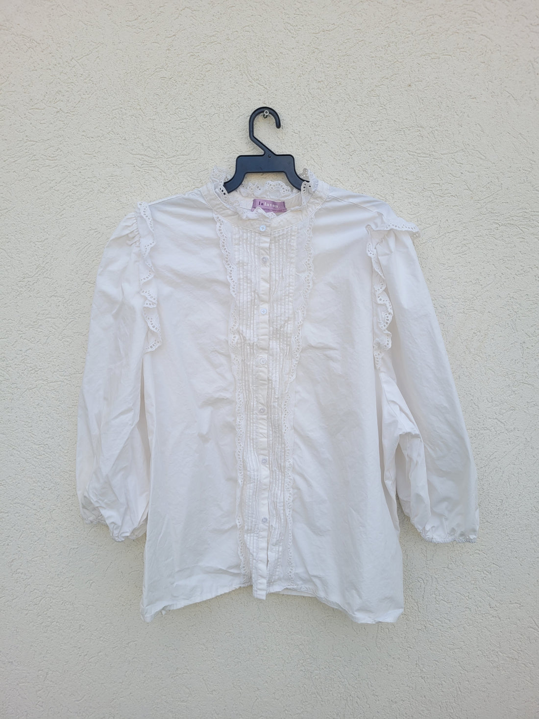 חולצה מכופתרת לבנה עם דנטל