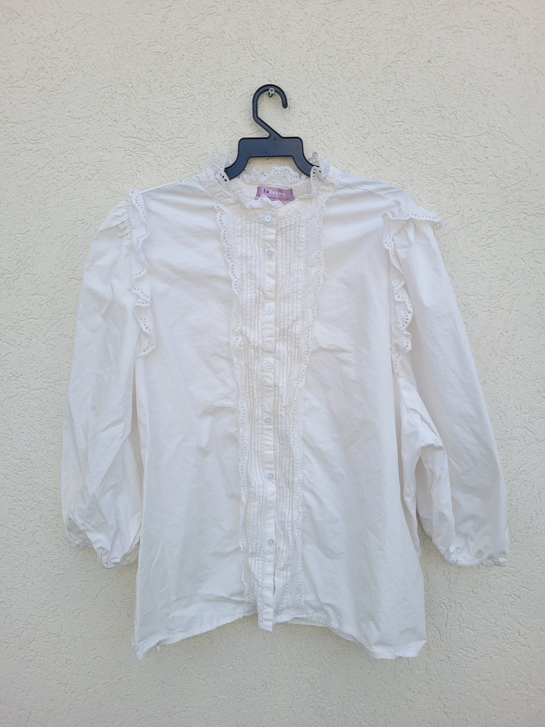 חולצה מכופתרת לבנה עם דנטל