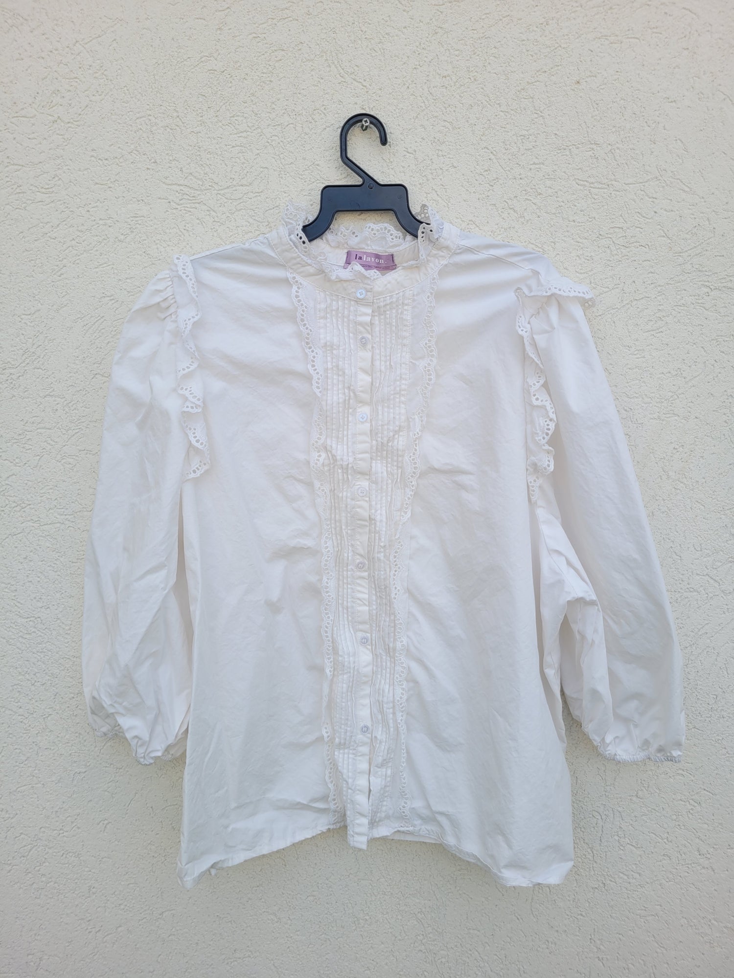 חולצה מכופתרת לבנה עם דנטל