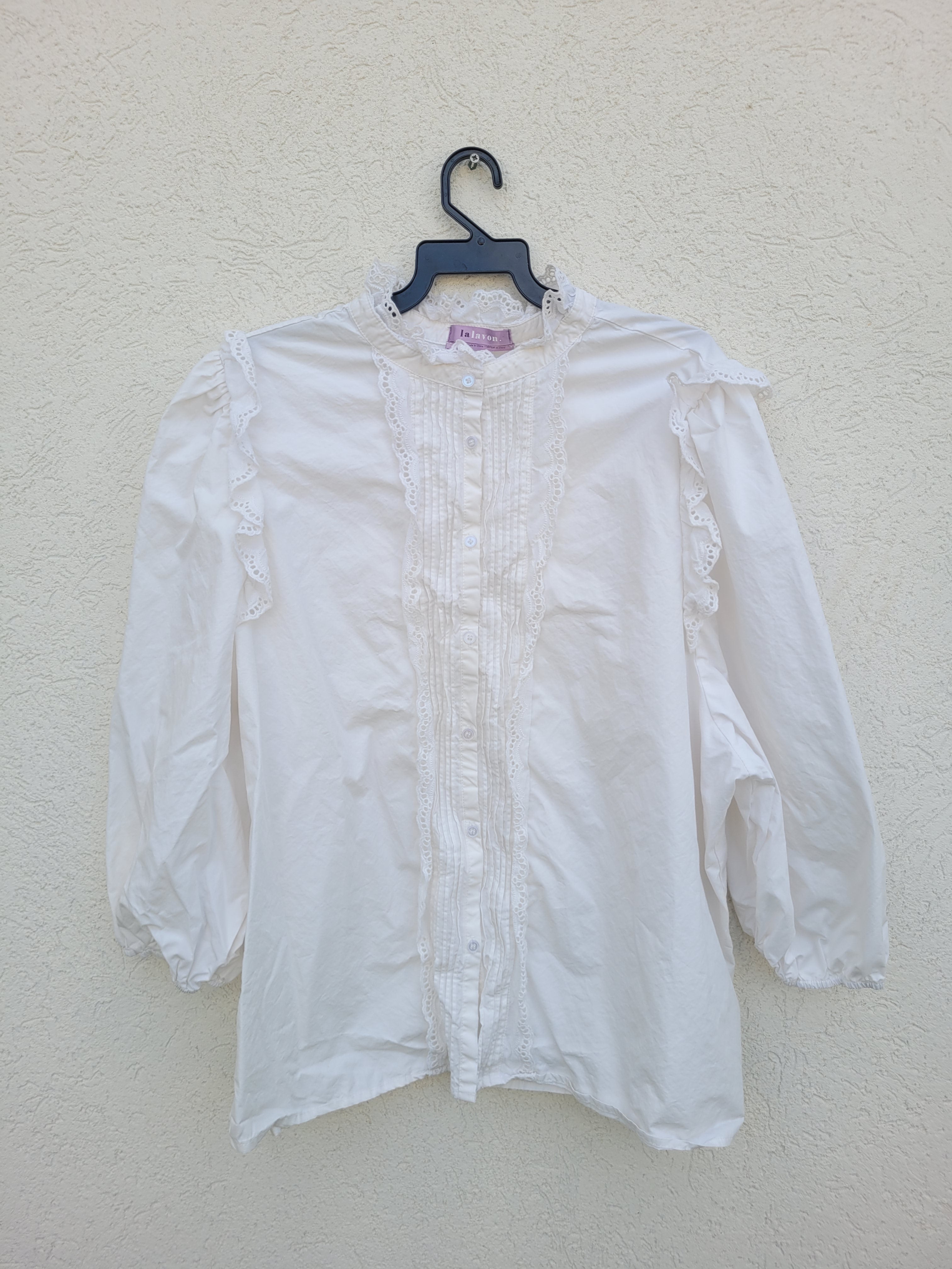 חולצה מכופתרת לבנה עם דנטל