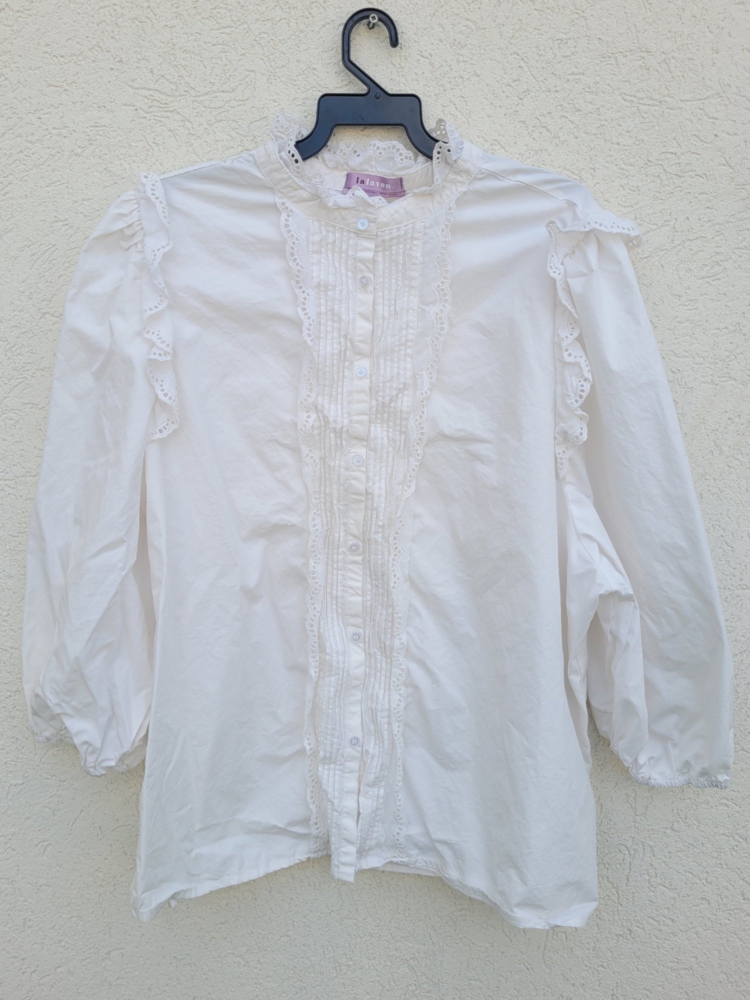 חולצה מכופתרת לבנה עם דנטל