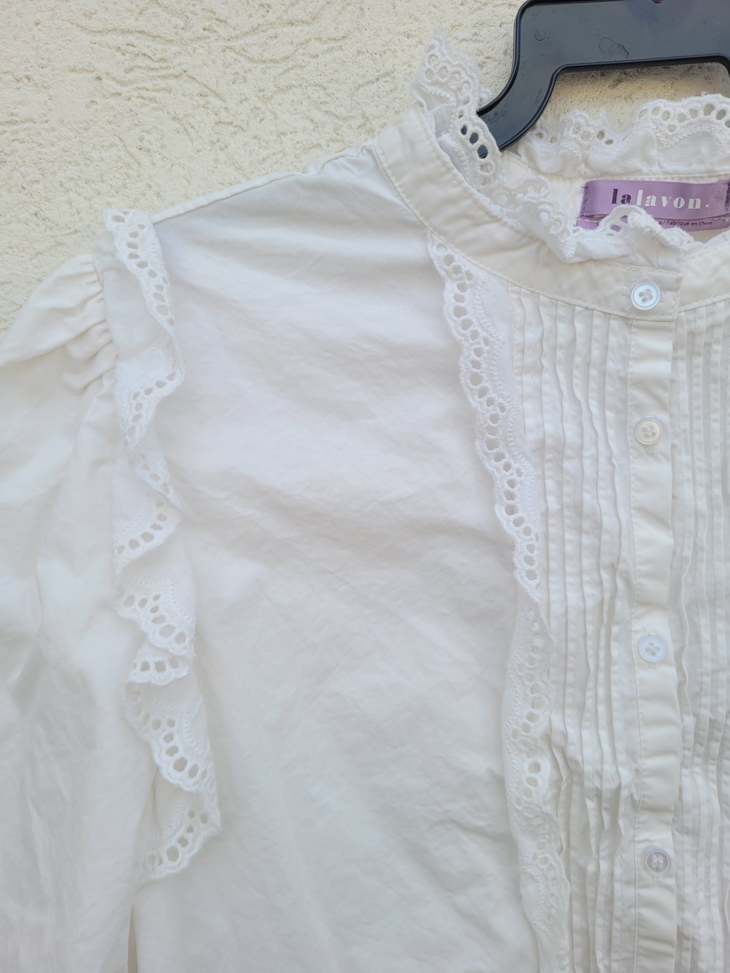 חולצה מכופתרת לבנה עם דנטל