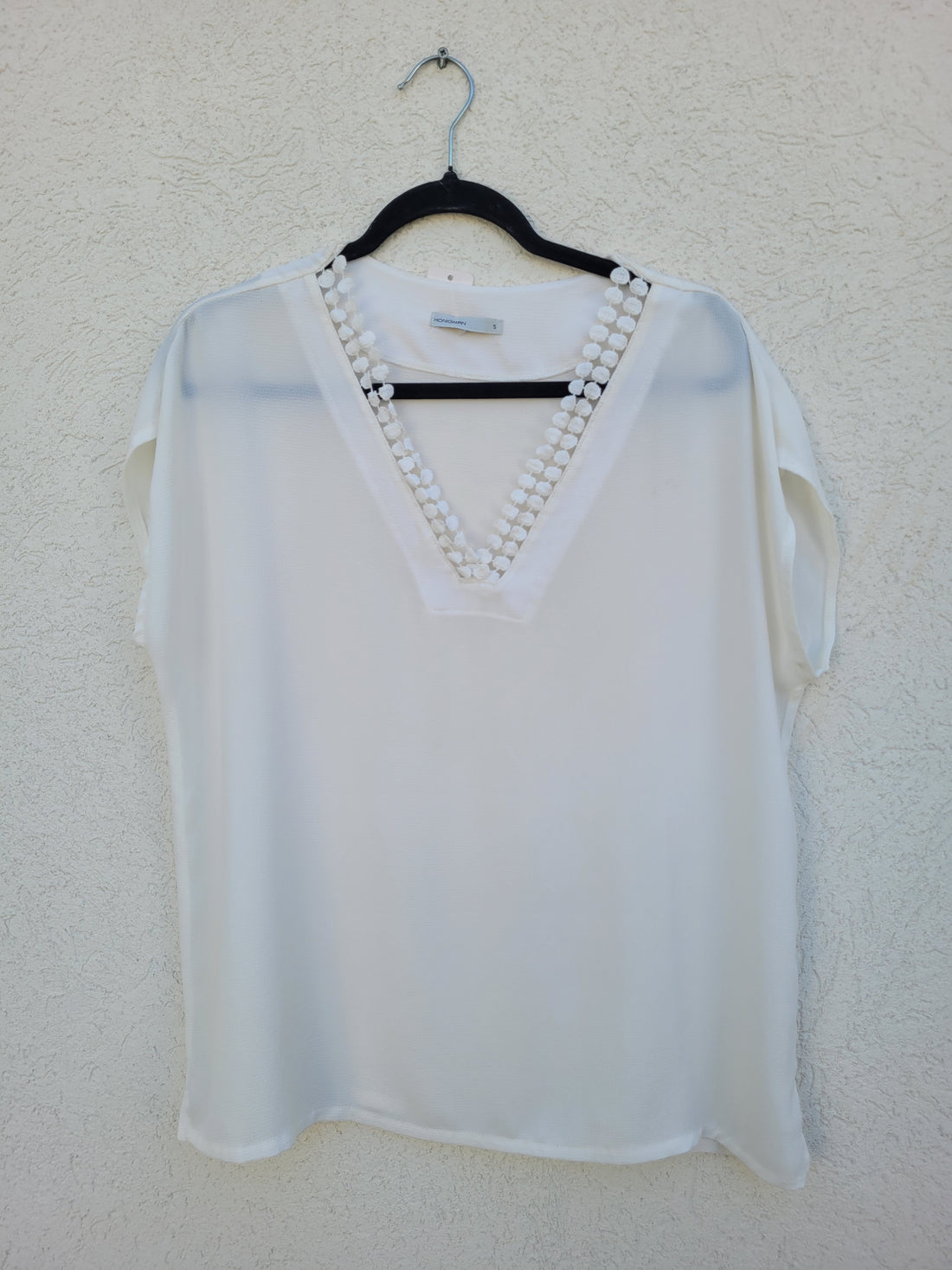 חולצה לבנה עדינה