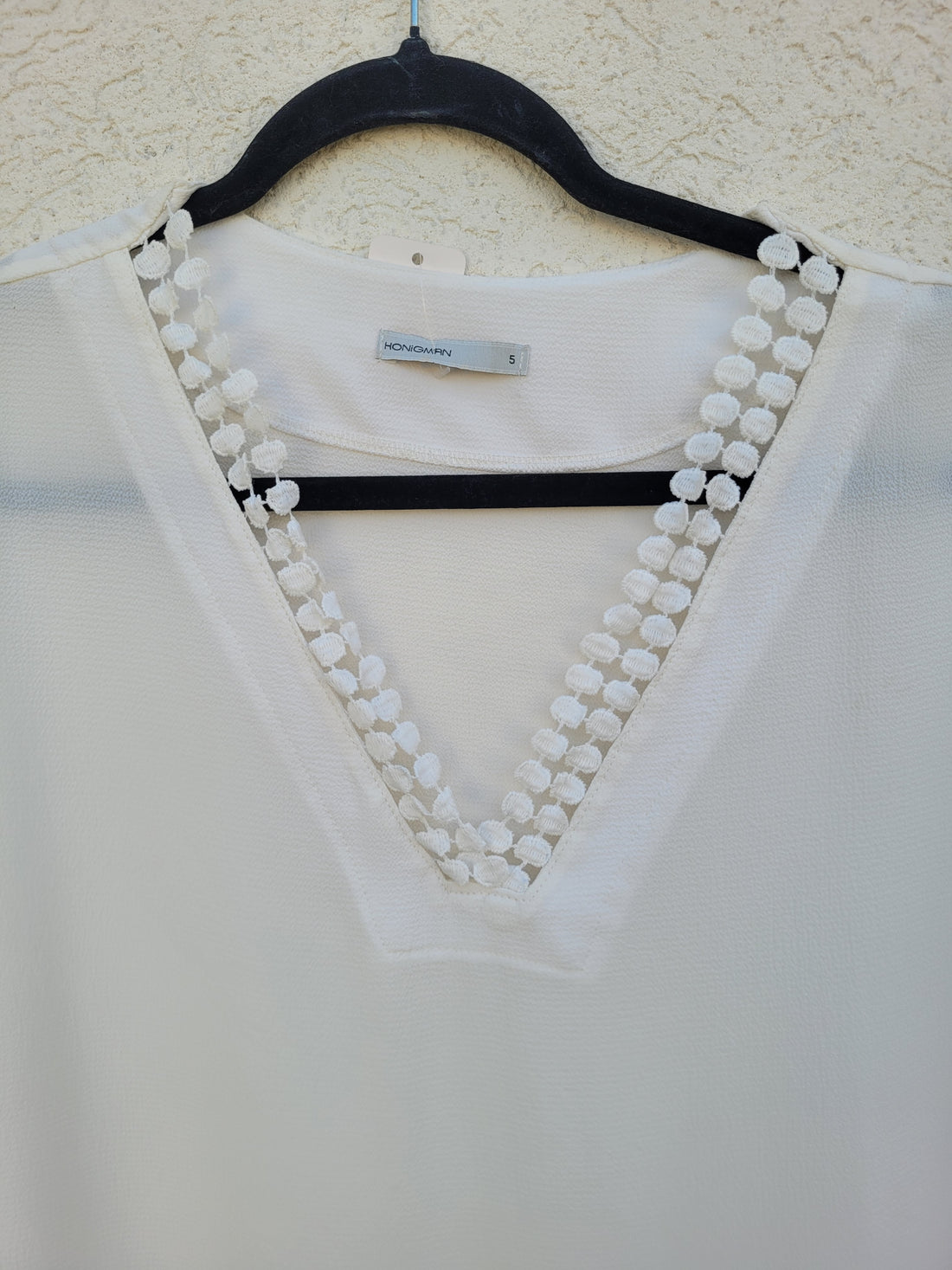 חולצה לבנה עדינה