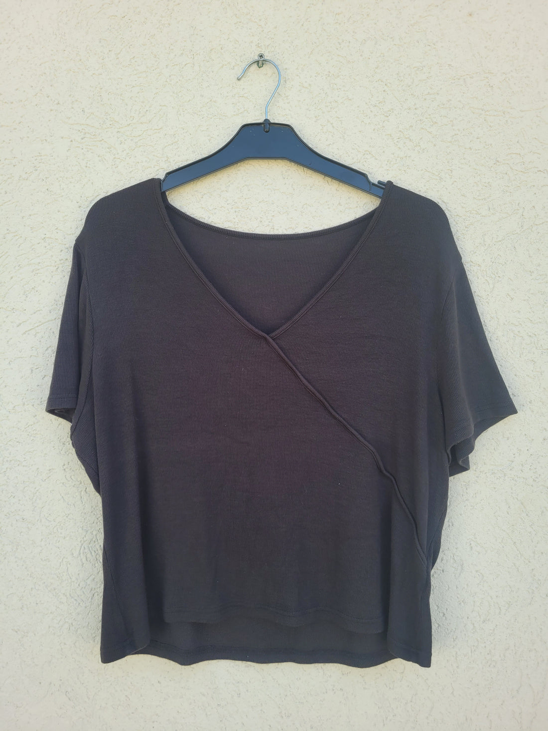 חולצת ריב שחורה נמתחת